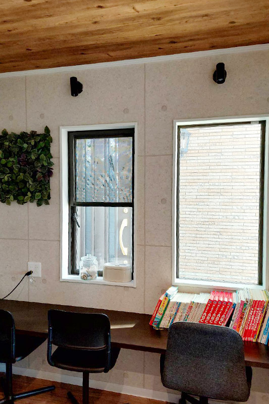 放課後等デイのカウンターと椅子